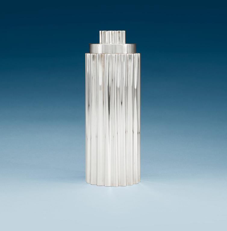A Kay Fisker sterling cocktail shaker, A Michelsen, Copenhagen 1947.