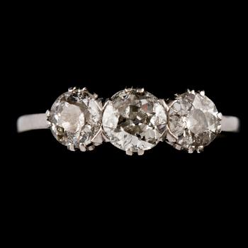 RING, platina med tre äldre briljantslipade diamanter, Stockholm, 1935. Vikt 3 g.