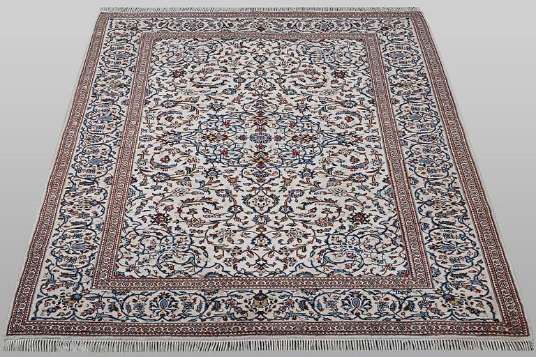 A carpet, Kashan, ca 297 x 197 cm.