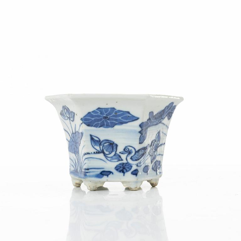 Skålar, tre stycken, samt litet blåvitt ytterfoder och lackask, porslin, Qingdynastin, 1800-tal.