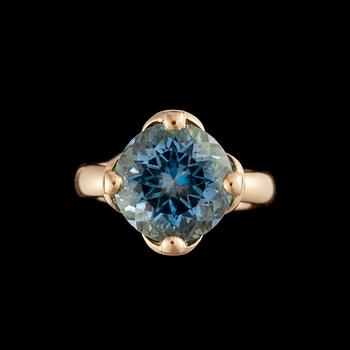 RING, 18K guld, blå topas, briljantslipade diamanter. Temple St. Claire. Vikt ca 10,1 g.