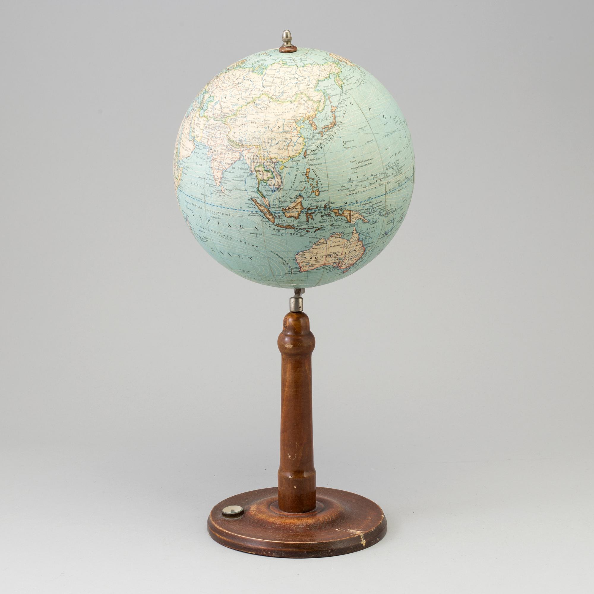A globe by Dr H Fischer for Wagner & Debes in Leipzig, first half of the 20th century.