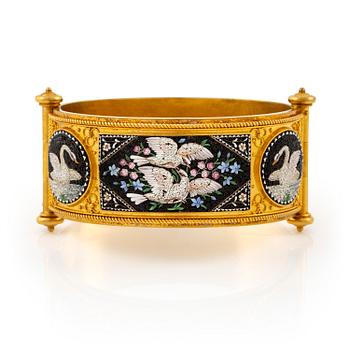 478A. A bangle, gold with micromosaic, Cesare Roccheggiani, Rome, late 19th century.