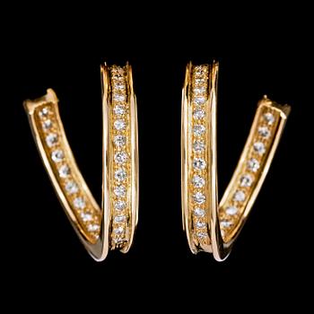 1227. A pair of brilliant cut diamond earrings, tot. app. 2 cts.