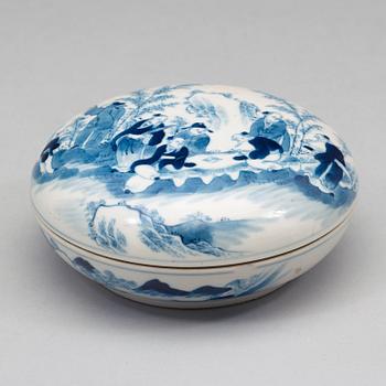 A blue and white porcelain box and cover, Qing dynasty, Guangxu (1874-1908), with Qianlong six character mark.