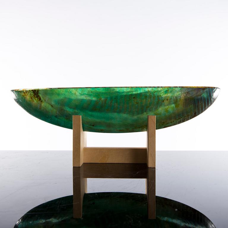 A Bertil Vallien glass sculpture, Kosta Boda. Signed and numbered 124/500.