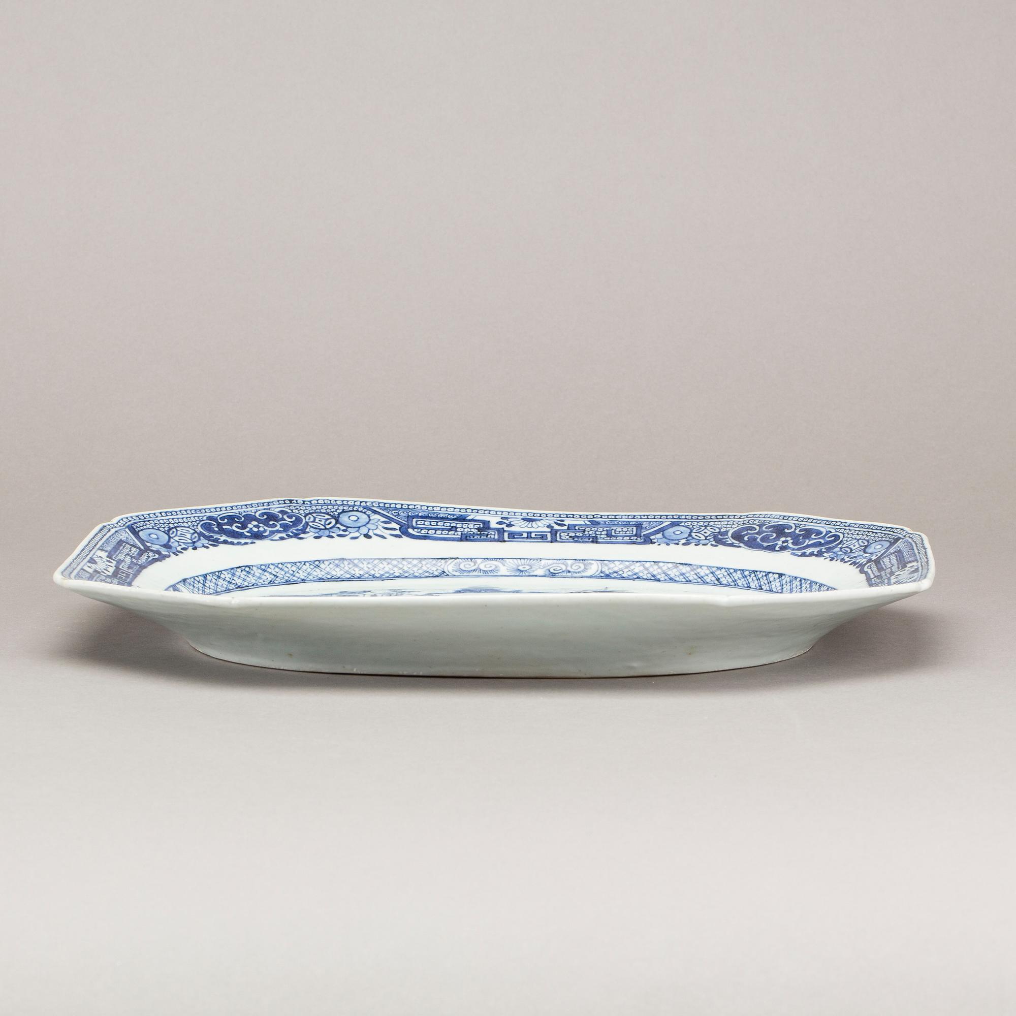 A blue and white Chinese porcelain serving dish, Qianlong (1736-95).