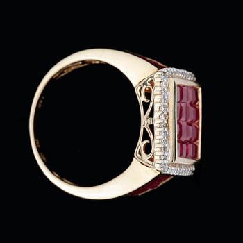 RING, 14k guld med syntetiska rubiner och diamanter. Vikt 5g.