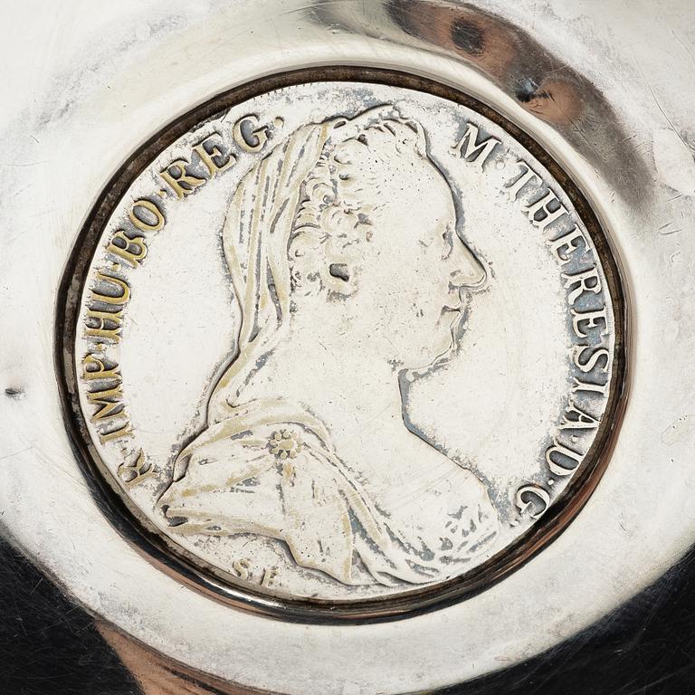 Bowl and tray, silver.