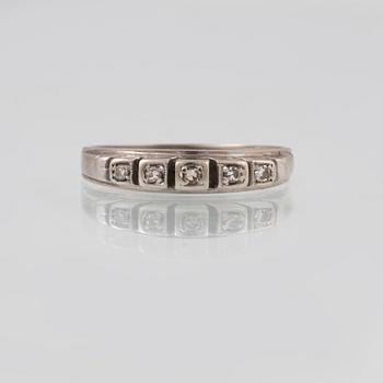 RING, 18K vitguld med 5 åttkantslipade diamanter, importstämplad. Vikt 2,8 gram.