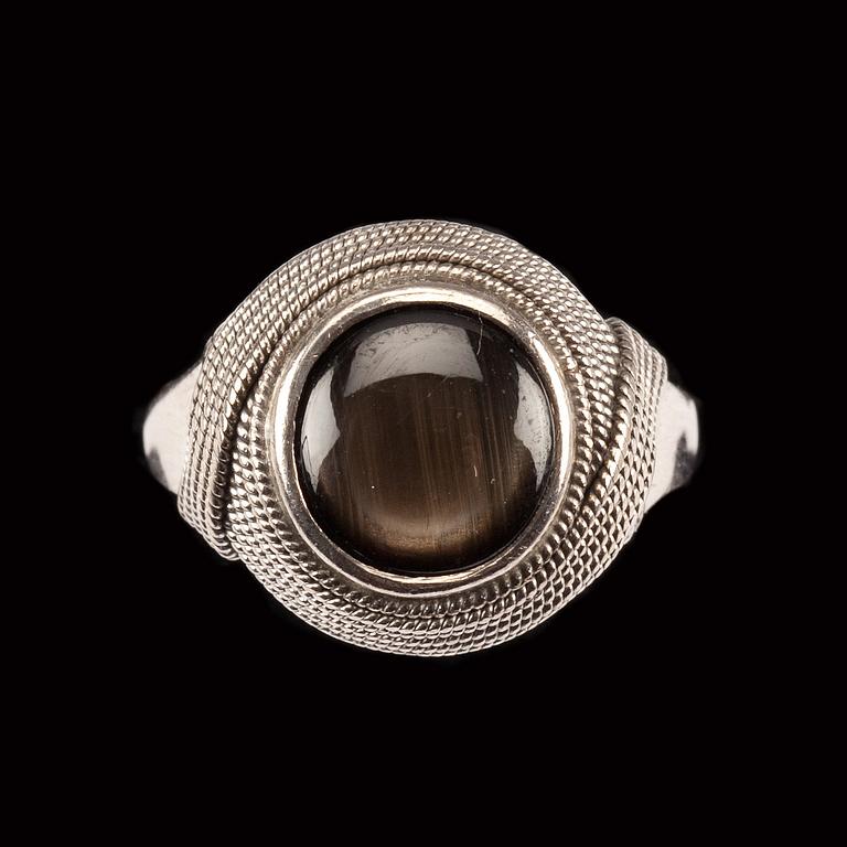 RING, 18k vitguld, med svart stjärnsafir. Vikt ca 6 g.