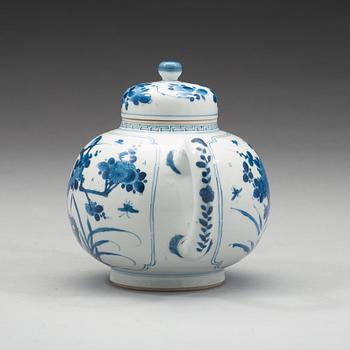 An unusually large blue and white punsch pot with cover. Qing dynasty, Kangxi (1662-1722).