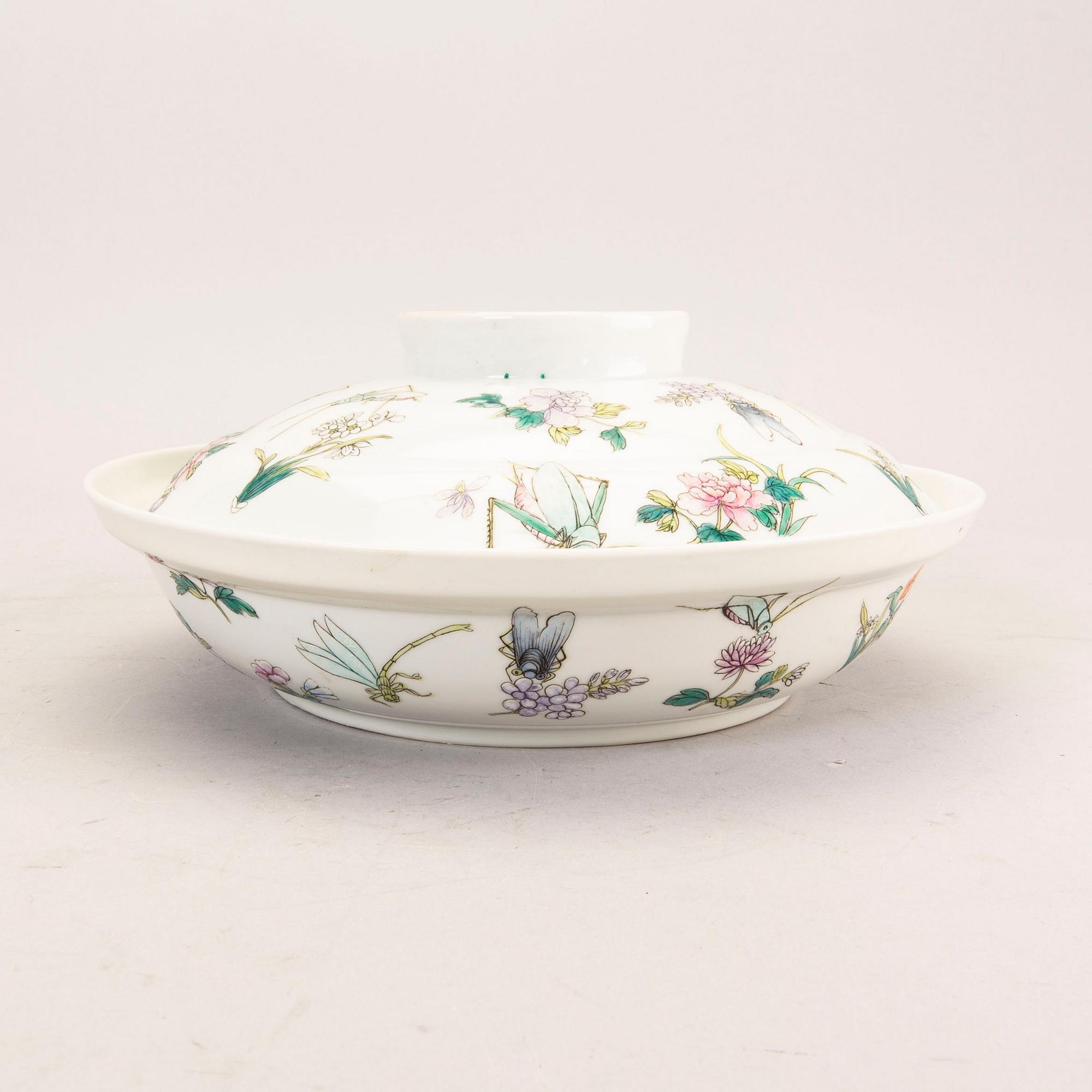 A Chinese bowl with cover, 20th Century.