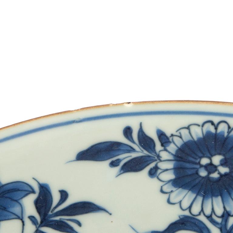 Pair of Chinese dishes, first half of the 18th century, porcelain.