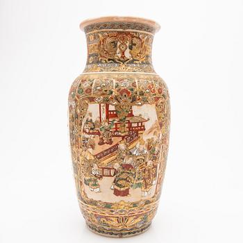 A porcelain set, 3 pieces, Satsuma, Japan, 20th century.