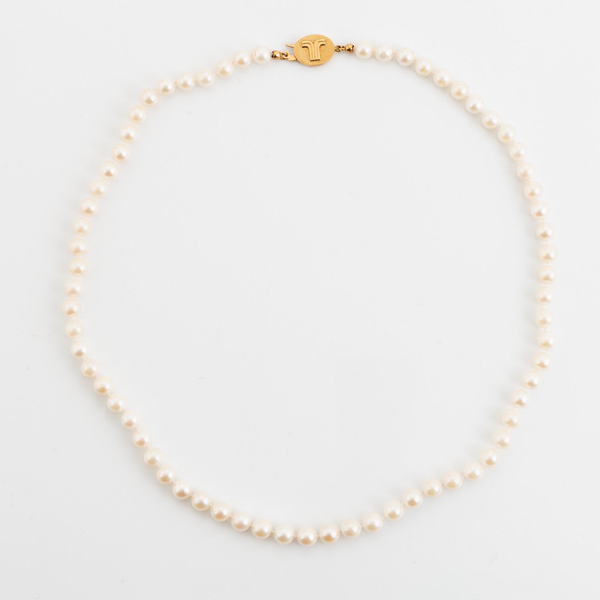 Cultured pearl necklace, clasp 18K gold.
