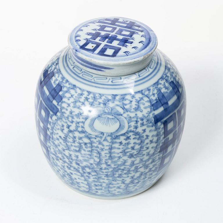 A Chinese blue and white porcelain jar with cover, Qing dynasty, 19th century.