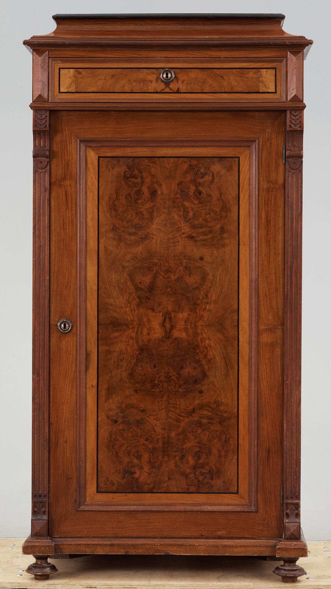HÖRNSKÅP, nyrenässans, 1800-talets slut.