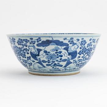 A blue and white bowl, Qing dynasty, 19th Century.