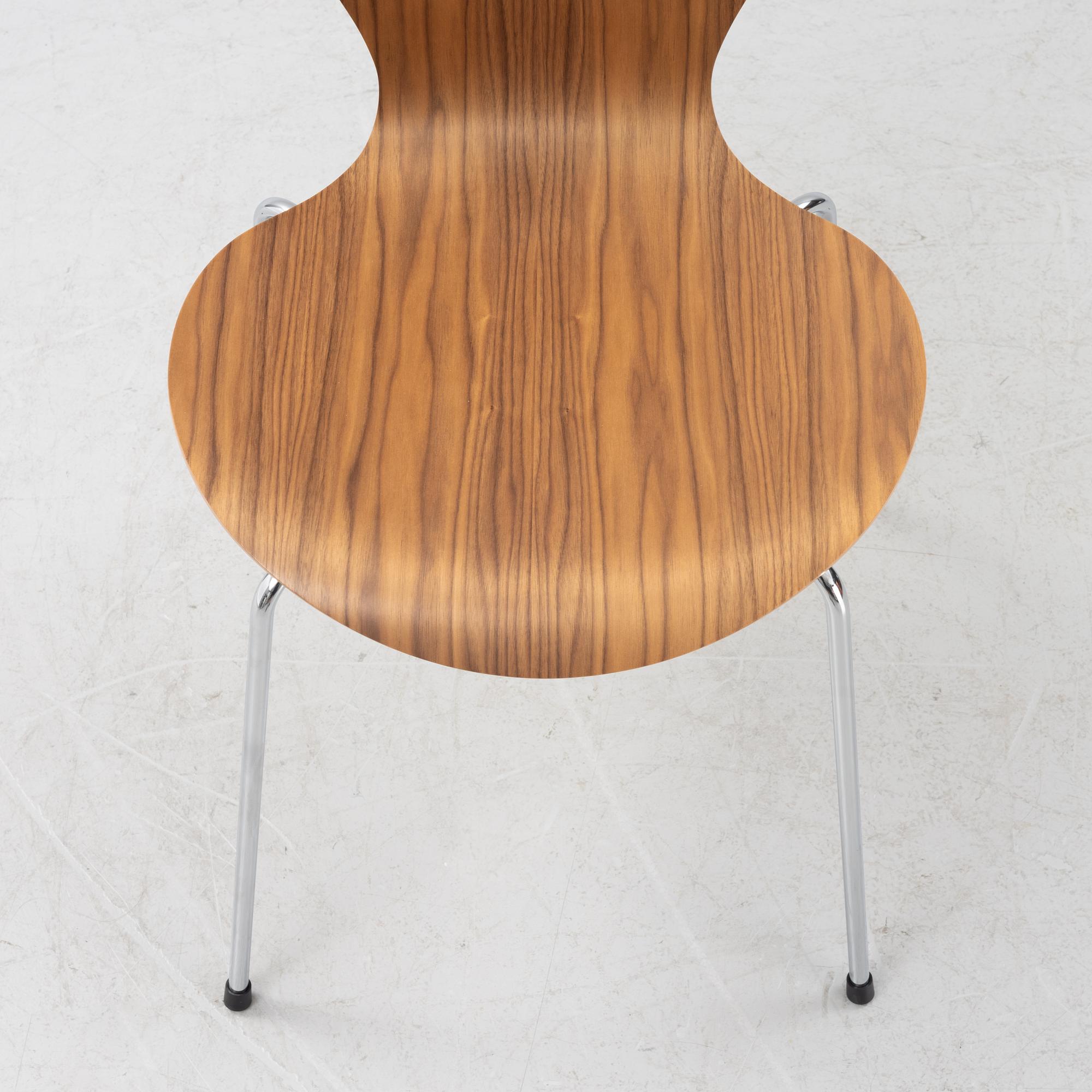 Arne Jacobsen, stol "Sjuan", Fritz Hansen, Danmark, daterad 2021.