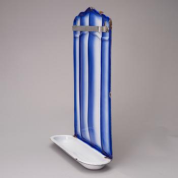 An enamelled soap stand with towel rail from the first half of the 20th century.