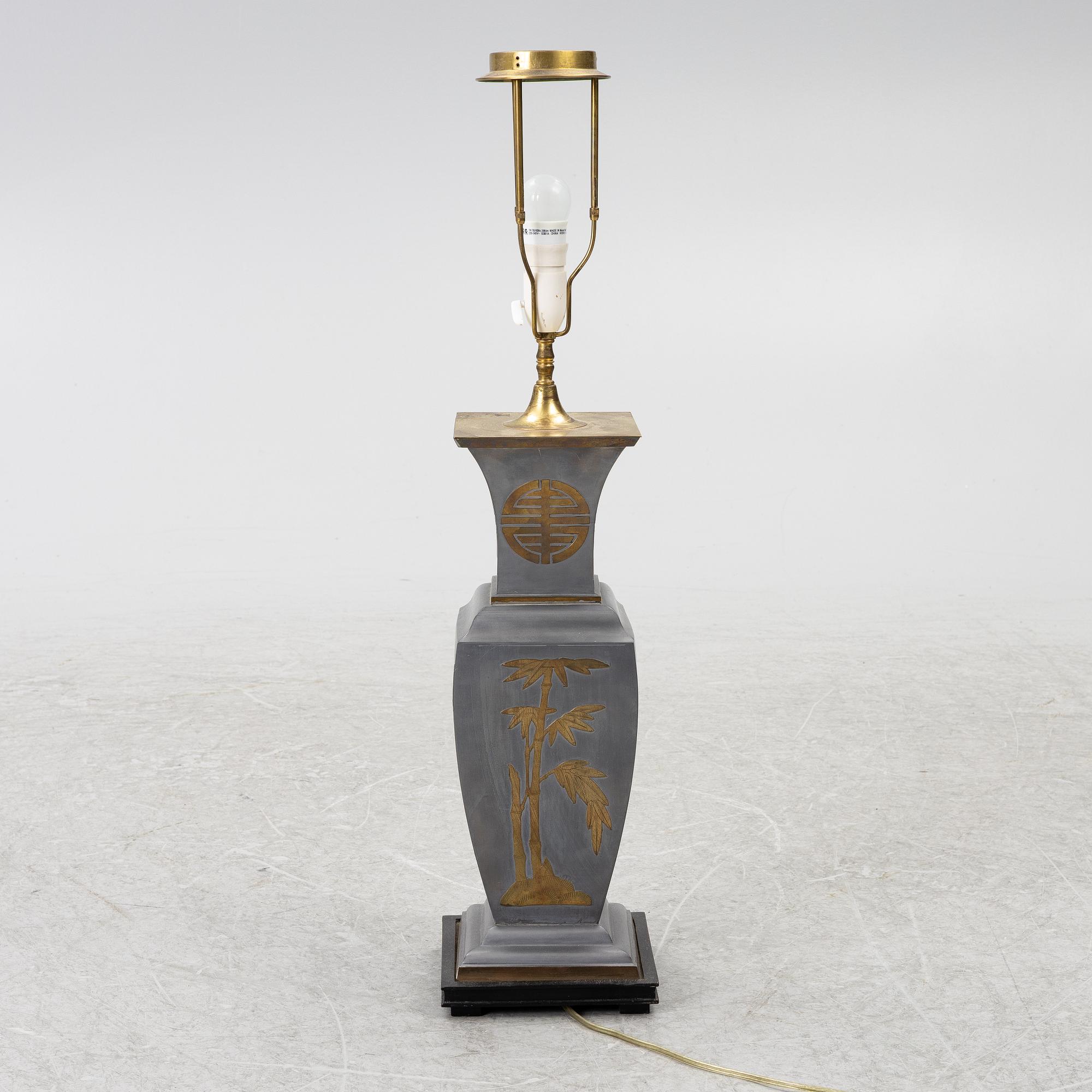 Bordslampa, metall, Kina 1900-tal.