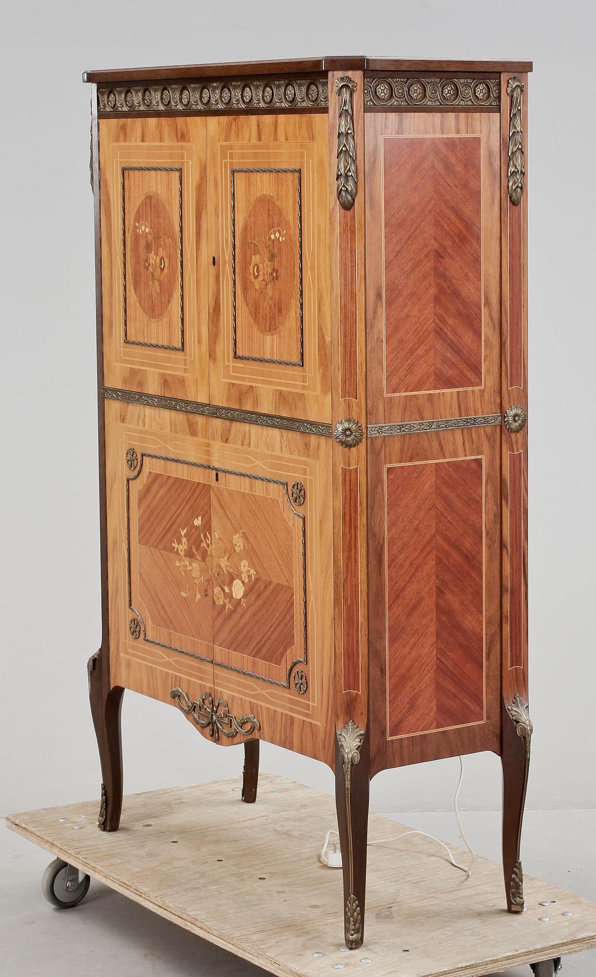 SKÅP/BARSKÅP, gustaviansk stil, omkring 1900-talets mitt.