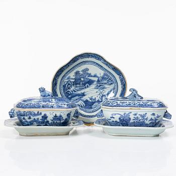 Fat samt smörterriner med fat, 2 st, porslin, Kina, Qianlong (1736-95).