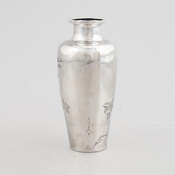 Vas, silver, signerad, Japan, 1900-tal. Vikt 160 g.