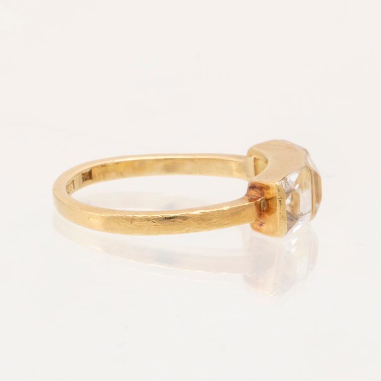 Wiwen Nilsson, an 18K gold ring set with square-cut synthetic spinels, Lund.