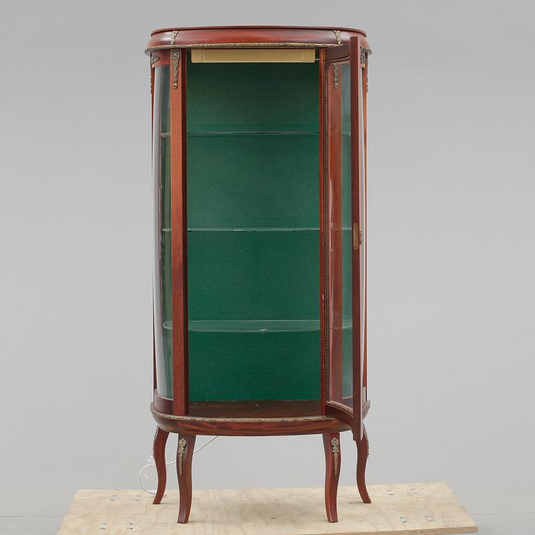 VITRINSKÅP, Louis XVI-stil, 1900-talets andra hälft.