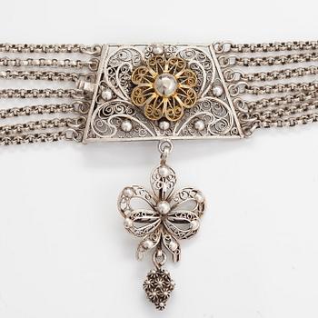 A silver necklace.