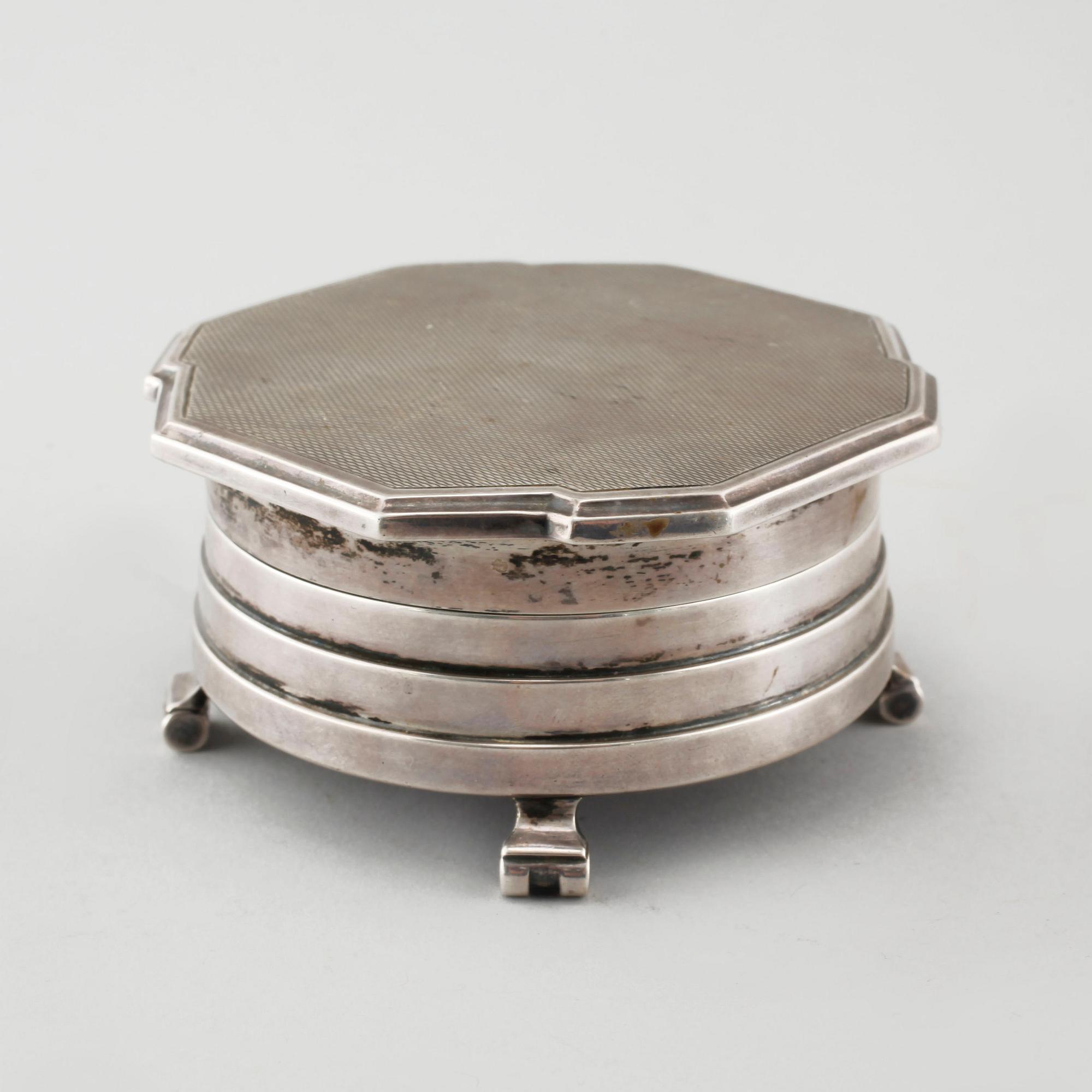 A 20th century silver box and bowl from England and Sweden, total weight 430 g.