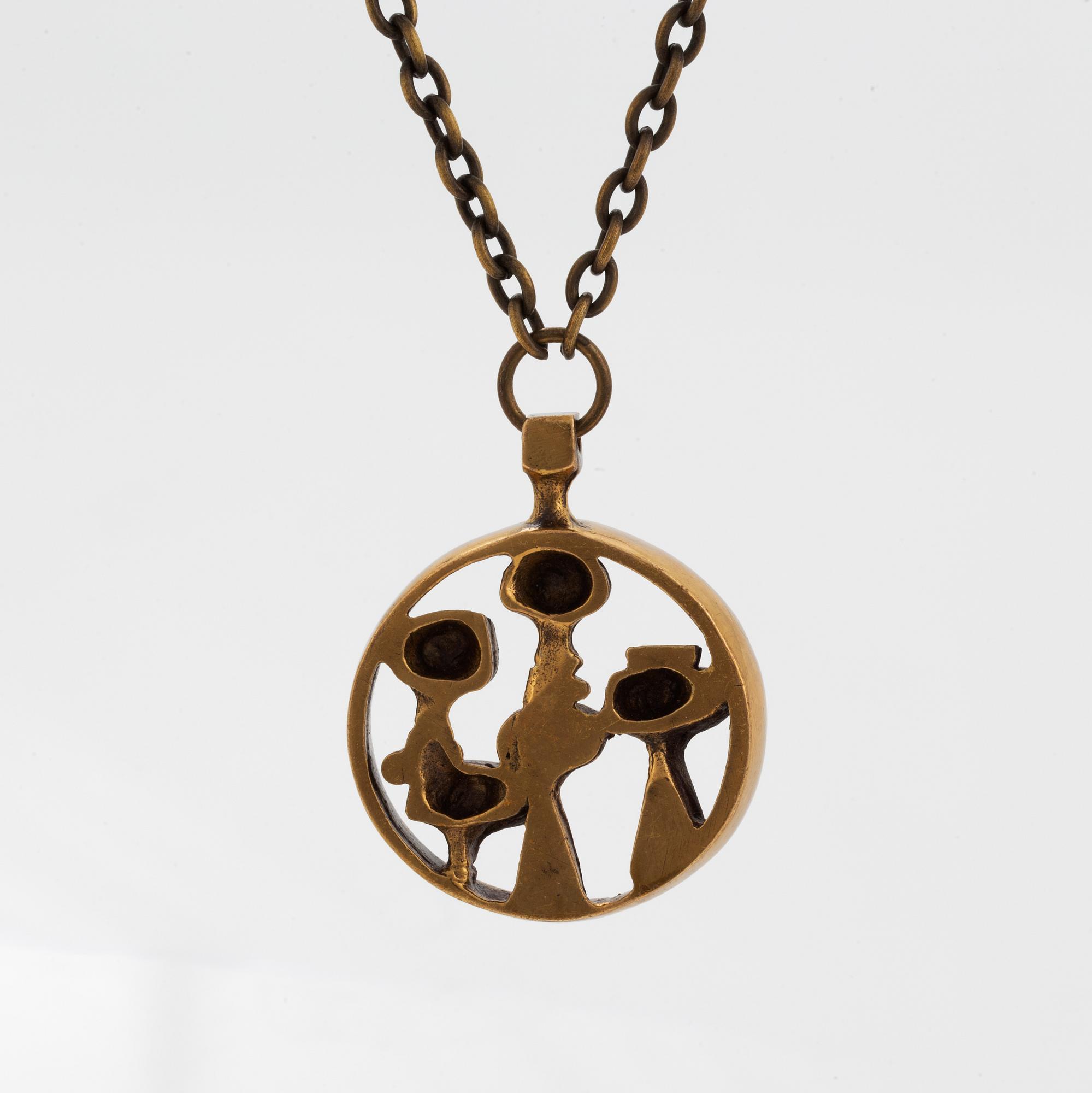 A Jorma Laine (likely) pendant with chain in bronze.