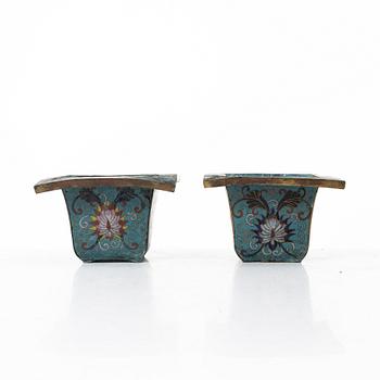 Ytterfoder, cloisonné på förgylld koppar, ett par, sen Qingdynasti / omkring 1900.