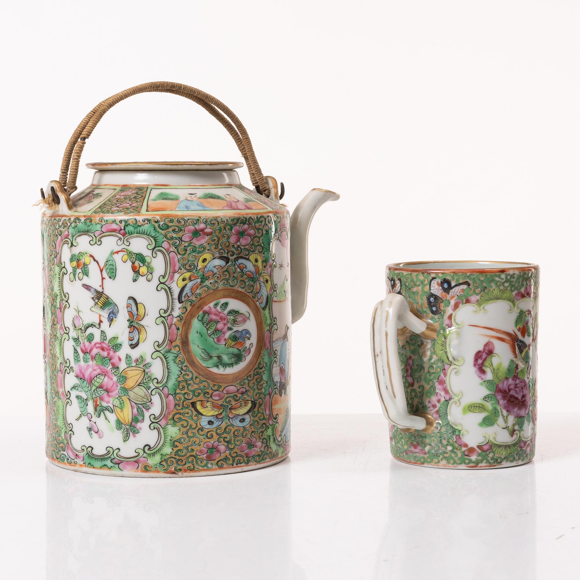 A Chinese Canton porcelain cup and a teapot, 19/20th century.