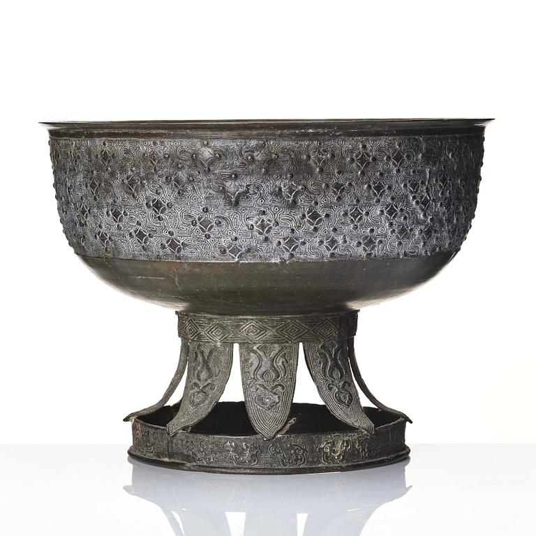 A Japanese bronze censer/vessel, Edo Period (1603-1868).