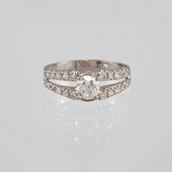 RING, 18K vitguld med briljantslipad diamant ca 0.70 ct samt 20 åttkantslipade diamanter. Vikt 3,7 gram.