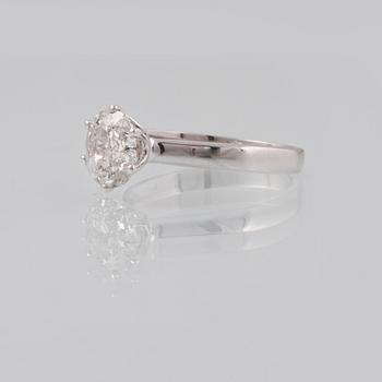 RING, 18K vitguld med äldre briljantslipad diamant ca 1.30 ct. Vikt 3,1 gram.