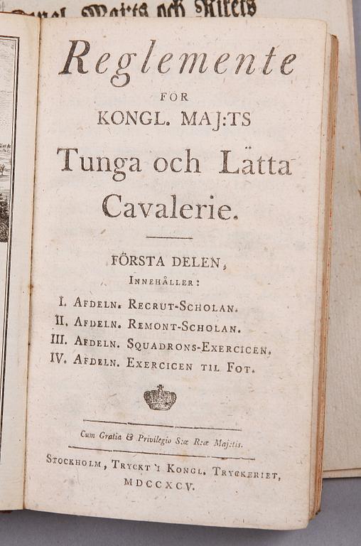 BOK SAMT 2 SMÅSKRIFTER, militaria, bla "Reglemente för Kongl Majts Tunga och lätta Cavalrie" Stockholm 1795.