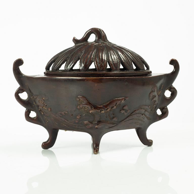 A Japanese bronze censer, Meiji (1868-1912).