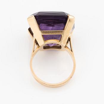 Ring, cocktail ring, 18K gold with amethyst.