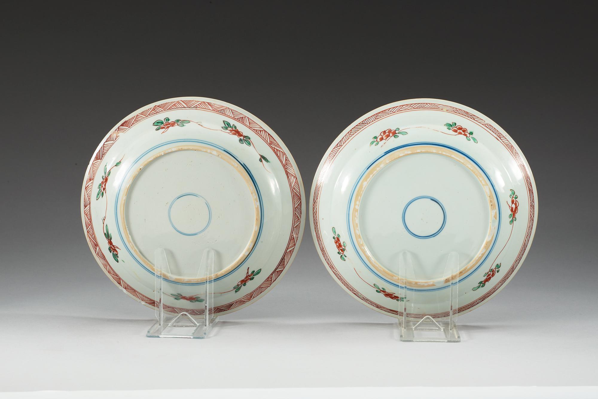 TALLRIKAR, ett par, porslin. Qing dynastin,  Kangxi (1662-1722).