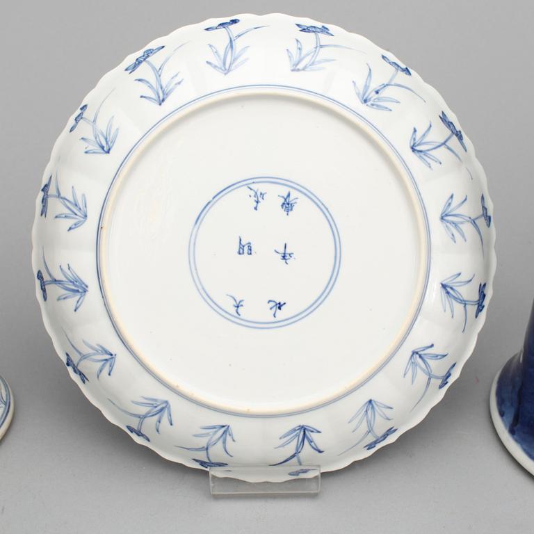 PARTI PORSLIN, 4 delar, Kina, bl.a Kangxi-stil, främst modern tillverkning.