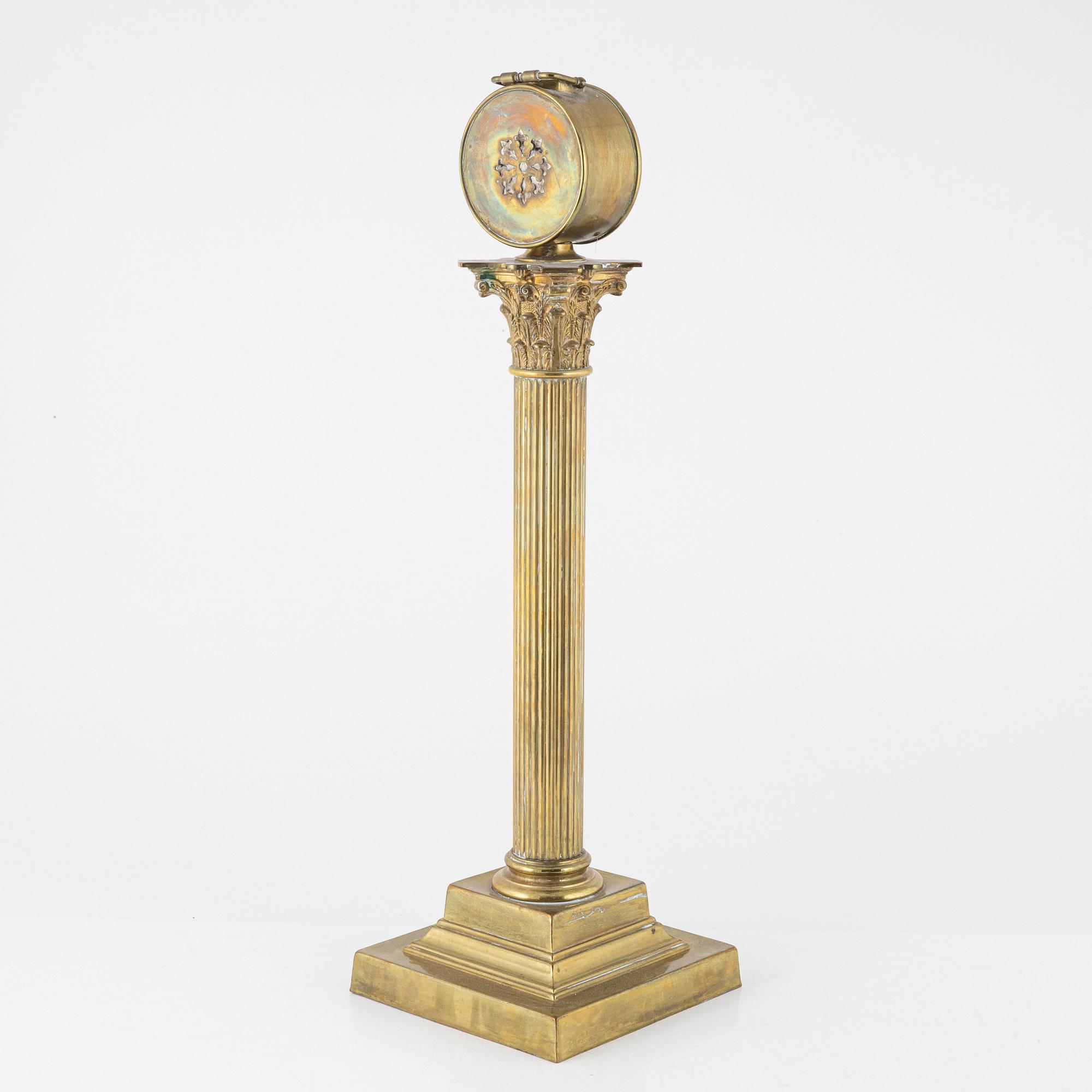A table clock with a thermometer, around the year 1900.