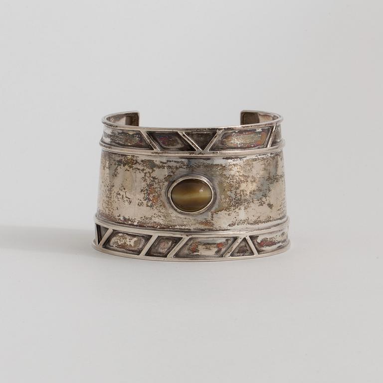 ARMRING, med cabochonslipat tigeröga, Sven Erik Högberg, Göteborg, 1957.