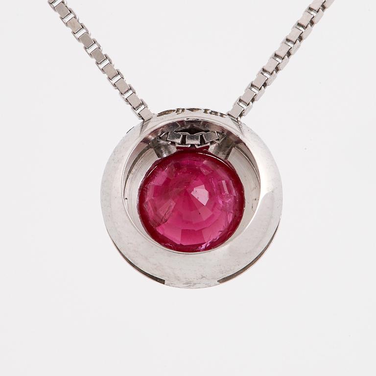 HÄNGSMYCKE, med rund fasettslipad rubin, med kedja.