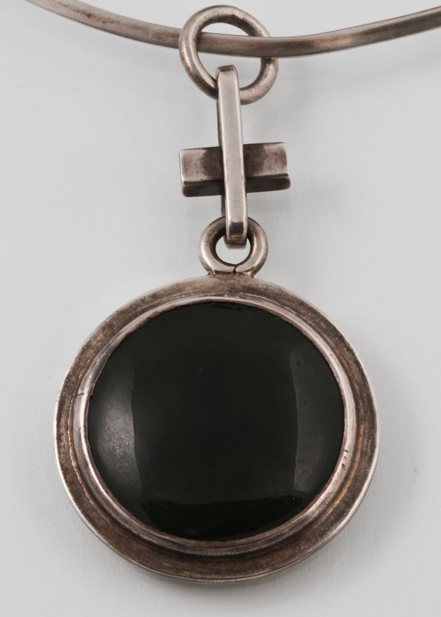 COLLIER SAMT RING, silver med cabochonslipad agat samt krysopras. Vikt 39,8 gram.