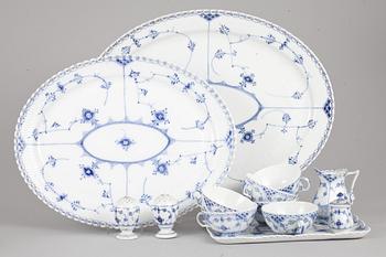 SERVISDELAR, porslin. 53+7 delar. "Musselmalet" Royal Copenhagen och Bing & Gröndahl, 1900-tal.