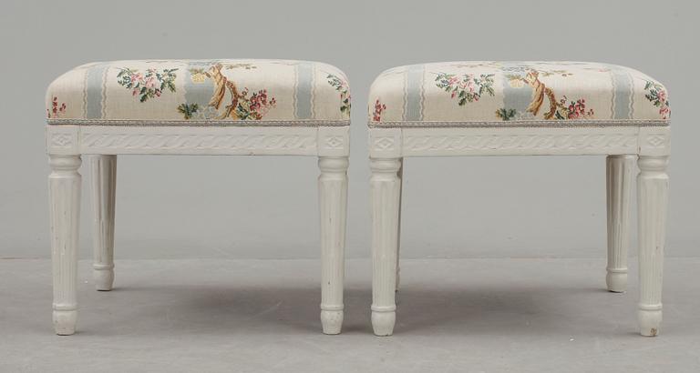 TABURETTER, ett par, gustavianska, 1700-talets slut.